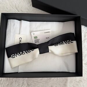 NWT! 24K Chanel 🖤 black white Bow logo Silk hair clip barrette 🤍